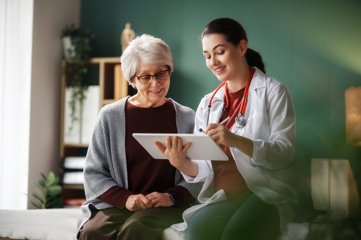 Patient discussing hand and finger symptoms with an orthopedic surgeon during a consultation